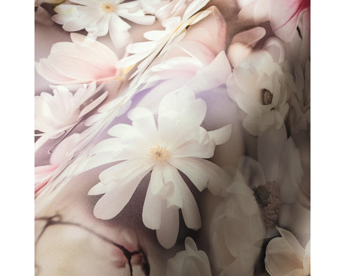 Gros plan d''un papier peint à motifs floraux