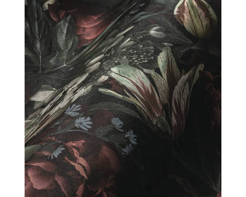 Gros plan d'un papier peint floral foncé avec un motif floral