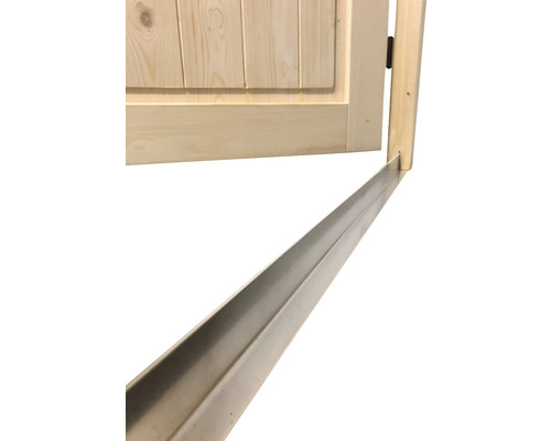 Gros plan d''une porte en bois avec un profilé de sol métallique