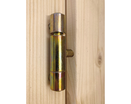Paumelle métallique sur porte en bois