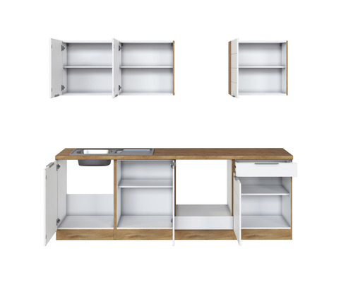 Küchenzeile mit Spüle, Unterschränken und Hängeschränken