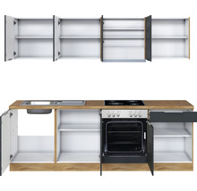 Cuisine équipée avec évier, cuisinière, four et espace de rangement