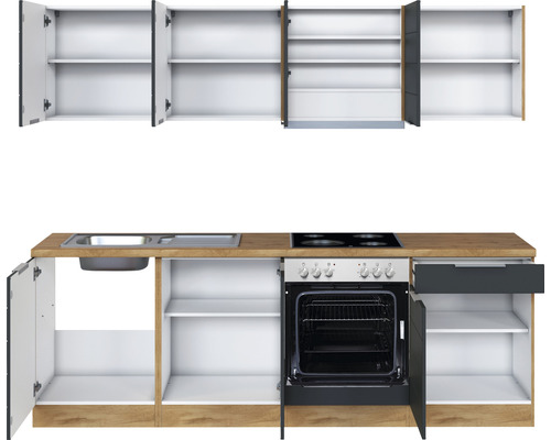 Cuisine équipée avec évier, cuisinière, four et espace de rangement