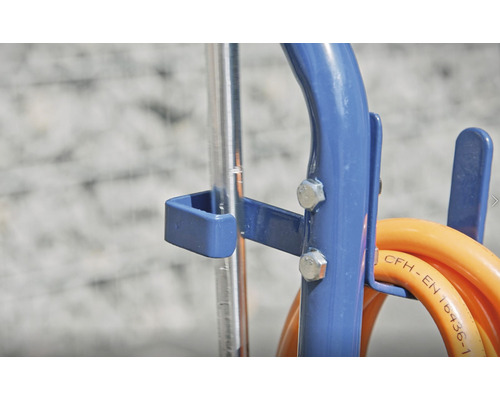 Detailansicht eines Farbsprühgeräts mit Schlauchhalterung