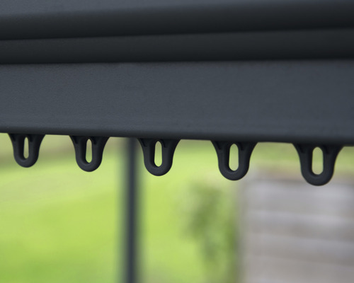 Detailaufnahme einer Laufwagenleiste zur Befestigung von Markisen