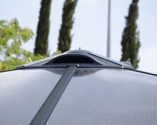 Detailaufnahme eines Polycarbonat-Gewächshausdachs mit Entlüftungsöffnung