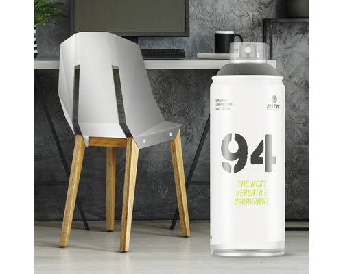 Szene mit einem Stuhl und einer Dose Sprühfarbe.