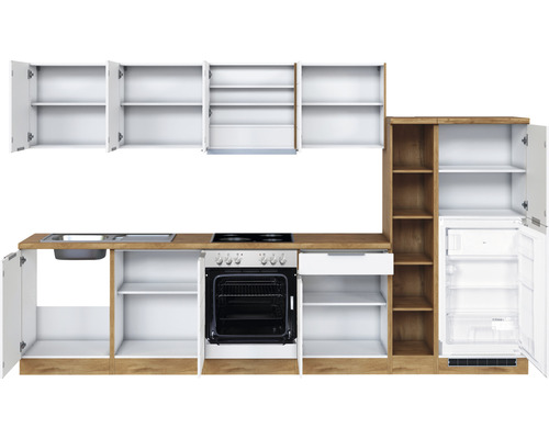 Küchenzeile mit Spüle, Herd, Backofen, Kühlschrank und Regalen