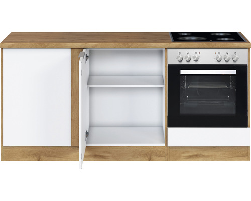 Küchenzeile mit offenem Schrank und Herd