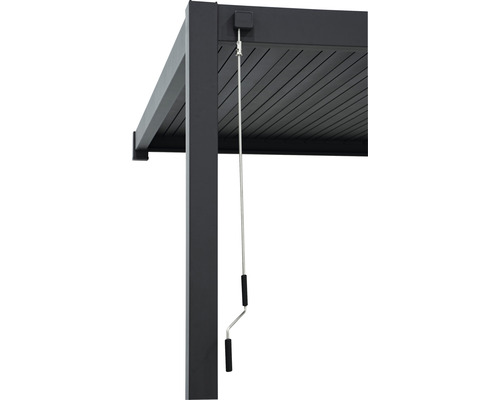 Detailansicht einer Lamellenpergola mit Kurbelmechanismus