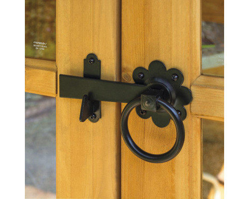 Loquet de porte avec anneau sur une porte en bois