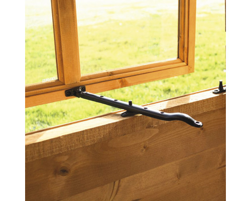 Vue détaillée d''une fenêtre de cabanon de jardin avec un ouvre-fenêtre