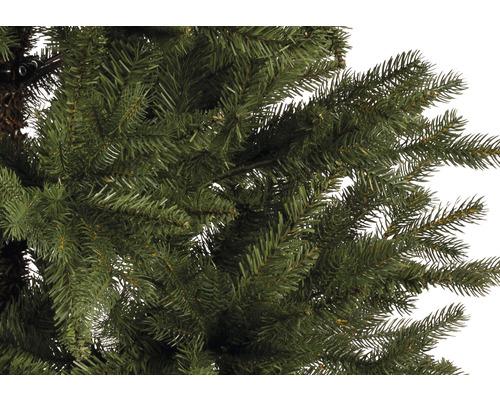 Detailaufnahme eines künstlichen Weihnachtsbaums mit grünen Nadeln