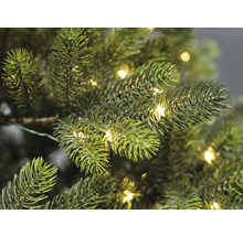 Detailaufnahme eines künstlichen Weihnachtsbaums mit Beleuchtung