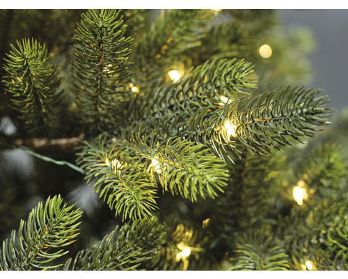 Detailaufnahme eines künstlichen Weihnachtsbaums mit Beleuchtung