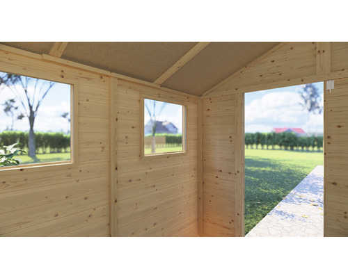 Innenansicht eines Holzgartenhauses mit Fenstern und offener Tür
