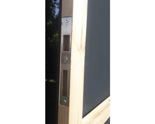 Vue détaillée d''une gâche de porte montée sur un cadre en bois