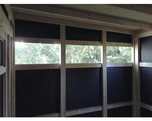 Vue intérieure d''une cabane en bois avec ouvertures de fenêtres