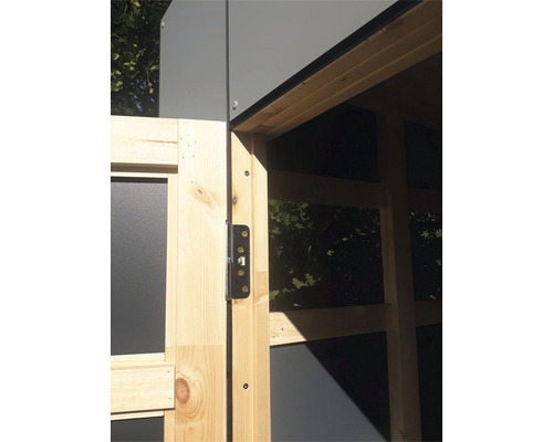 Vue détaillée d''une porte en bois avec ferrures sur une cabane de jardin