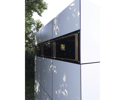 Vue extérieure d''une cabane de jardin moderne avec fenêtres et panneaux de façade.