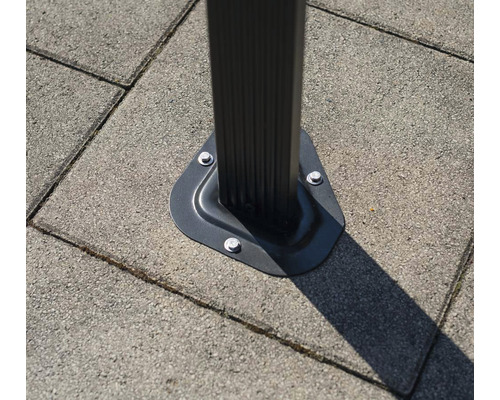 Detailaufnahme einer Pavillonbefestigung am Boden