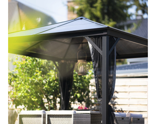 Pavillon mit Vorhängen und Dekoration im Garten