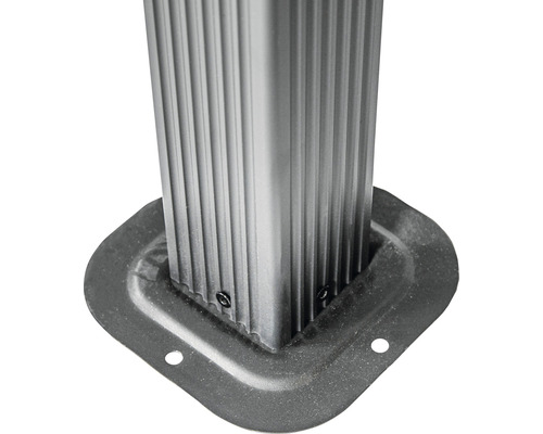 Detailansicht einer Pavillonstange mit Bodenbefestigung