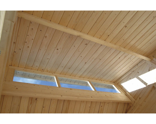 Innenansicht eines Holzhauses mit Deckenpaneelen und Fenster