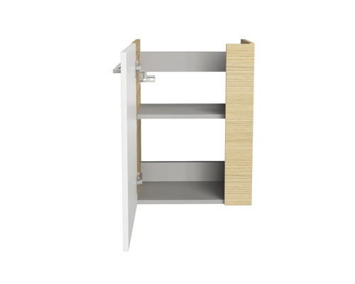 Offener Badezimmerschrank mit Regalen