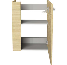 Offener Holzschrank mit Einlegeböden