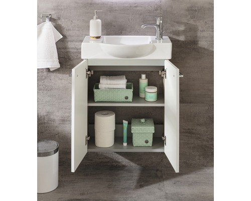 Badezimmer mit Waschbecken, Waschtischunterschrank, Armatur, Seifenspender und Badaccessoires