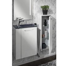 Badezimmer-Szene mit Waschtischunterschrank, Waschbecken, Spiegel mit Beleuchtung und offenem Hängeschrank