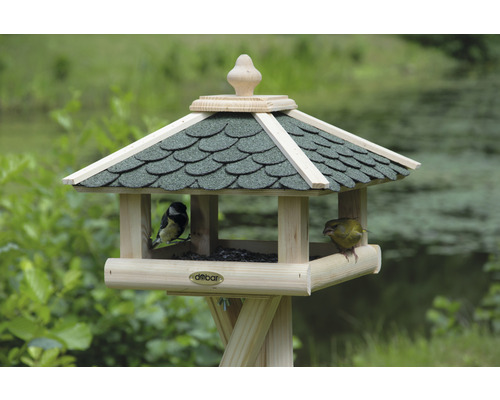 Vogelhaus aus Holz mit grünem Dach und zwei Vögeln