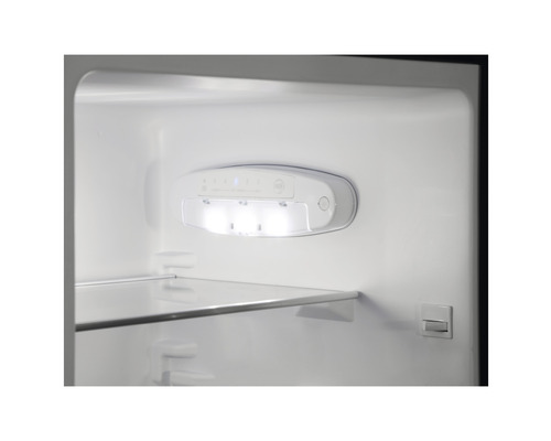 Intérieur d''un réfrigérateur avec éclairage LED et étagère en verre