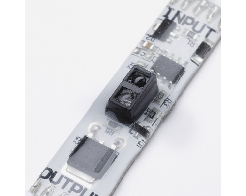 Nahaufnahme einer Lichtleiste mit elektronischen Bauteilen.