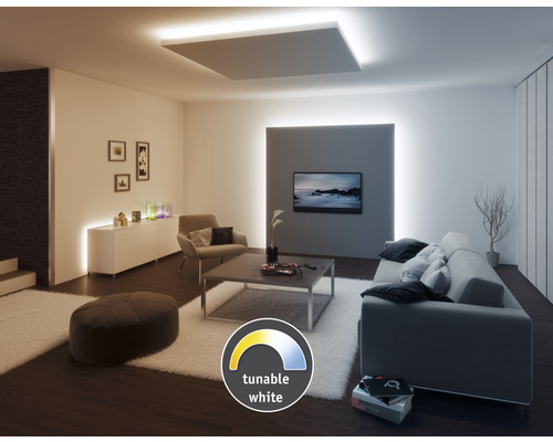 Salon avec canapé, fauteuil et éclairage LED à température de couleur réglable