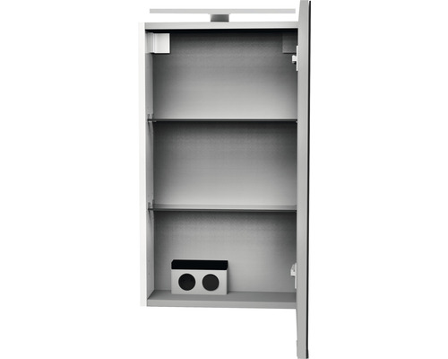 Armoire de toilette ouverte avec étagères et prise