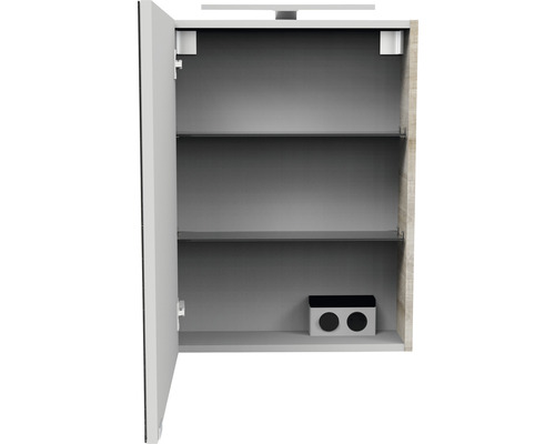 Armoire de toilette ouverte avec deux étagères et prise électrique