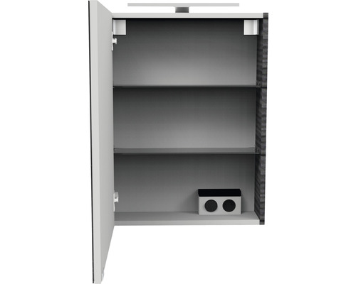 Geöffneter Spiegelschrank mit Einlegeböden für das Badezimmer