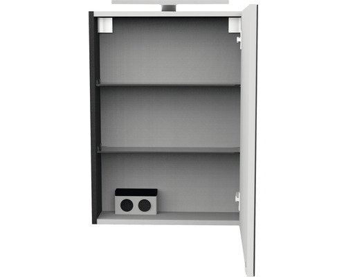 Armoire de toilette ouverte avec étagères et prise