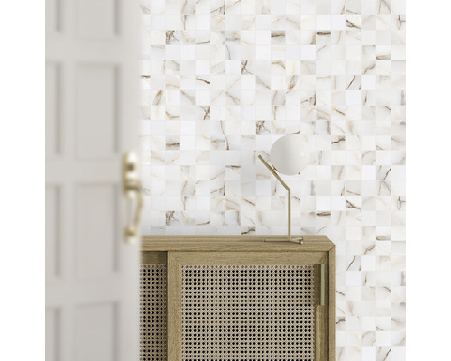 Szene mit Mosaikfliesen an der Wand, einem Holzschrank und einer Lampe.