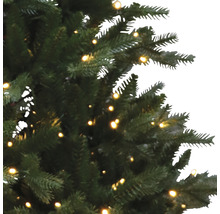 Detailaufnahme eines künstlichen Weihnachtsbaums mit Beleuchtung