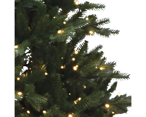 Detailaufnahme eines künstlichen Weihnachtsbaums mit Beleuchtung