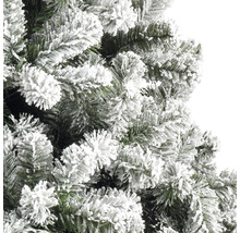 Nahaufnahme eines verschneiten Weihnachtsbaums.