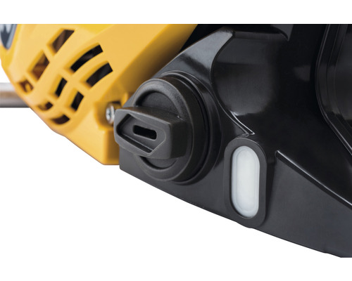 Detailaufnahme einer Kettensäge mit Tankverschluss und Füllstandsanzeige