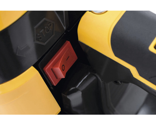 Nahaufnahme eines roten Schalters mit den Markierungen ''0'' und ''-'' sowie der Aufschrift ''STOP''.