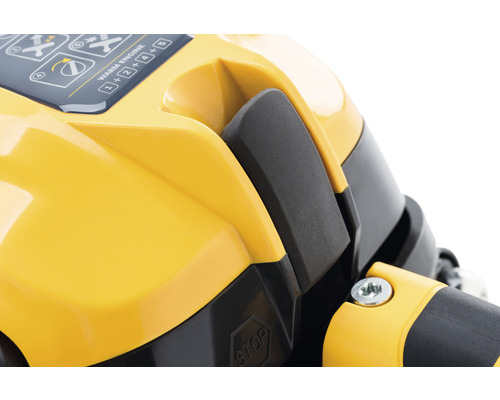 Detailansicht der Bedienelemente einer gelben Gartenfräse