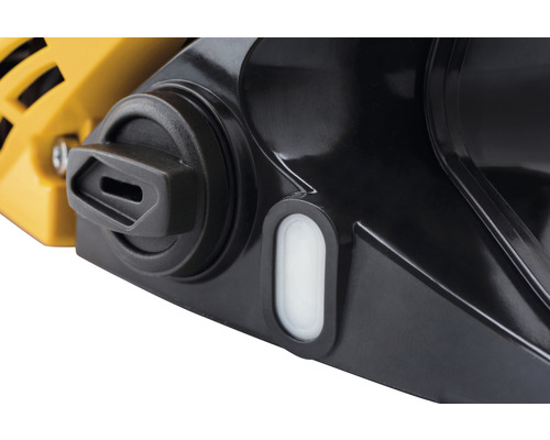 Detailansicht einer Kettensäge mit Öltankdeckel und Füllstandsanzeige