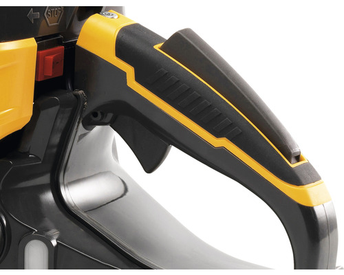 Detailaufnahme vom Griff einer Kettensäge