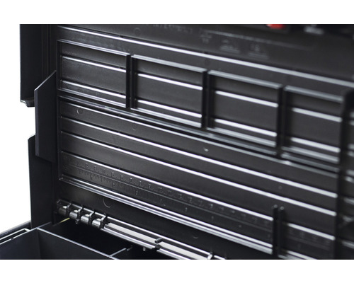 Innenansicht eines Werkzeugkoffers mit Fächern und Maßeinteilung